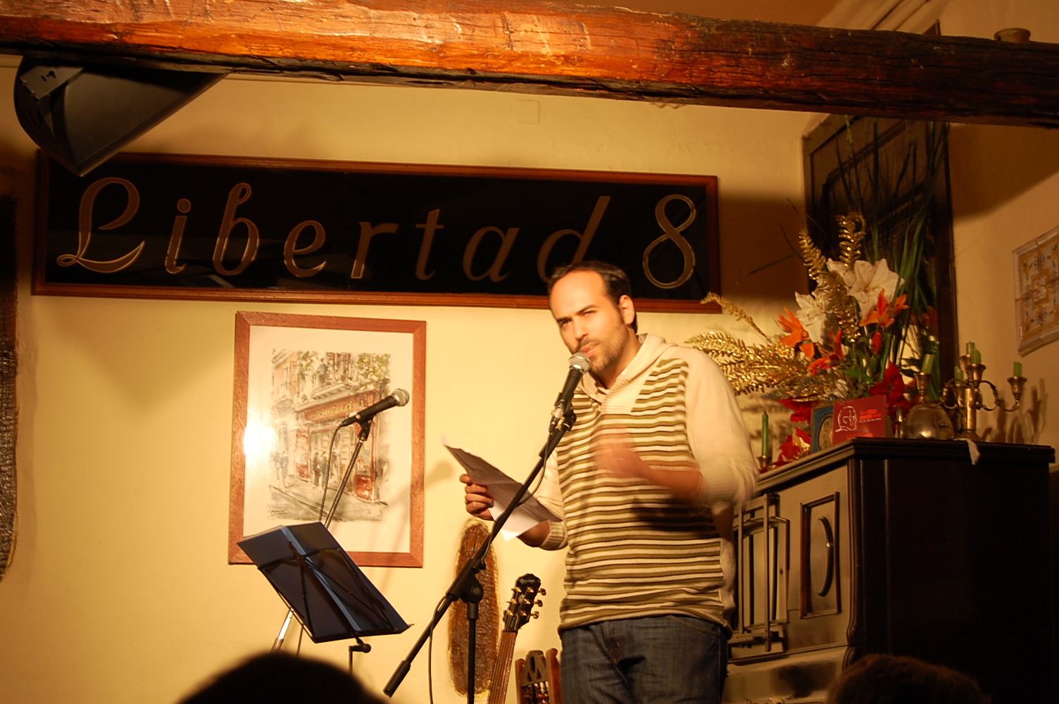 Victor Alfaro en la presentación en el Café Libertad 8