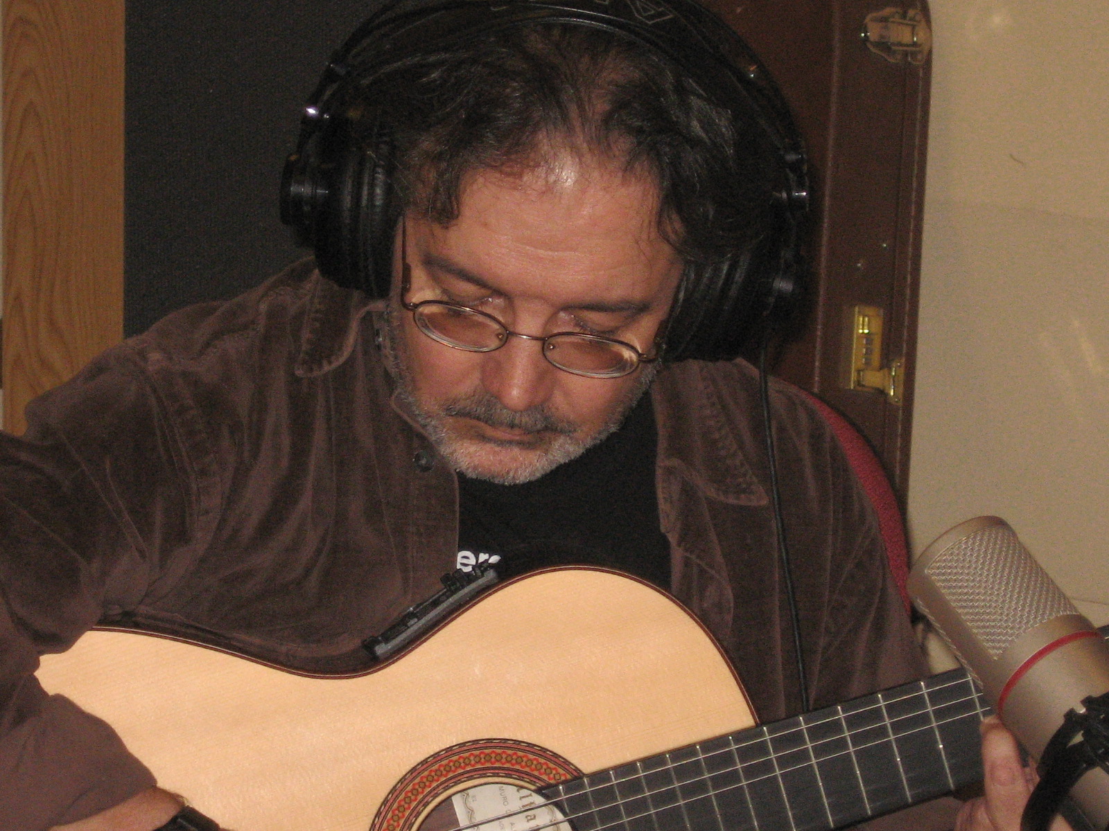 Colaboración del guitarrista Antonio Toledo en Viento de Octubre